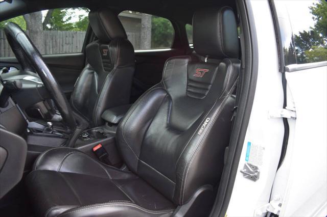 Photo of 2014 Oxford White Ford Focus ST