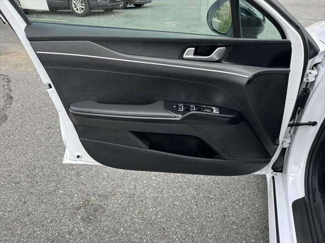 Photo of 2021 Glacial White Pearl Kia K5