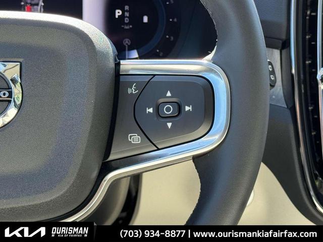 Photo of 2024 Onyx Black Metallic Volvo XC40