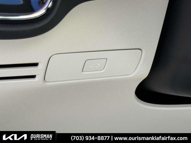 Photo of 2024 Onyx Black Metallic Volvo XC40