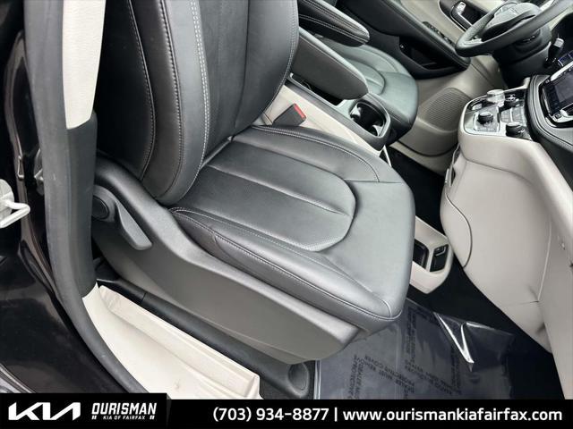Photo of 2024 Diamond Black Crystal Pearlcoat Chrysler Pacifica Hybrid