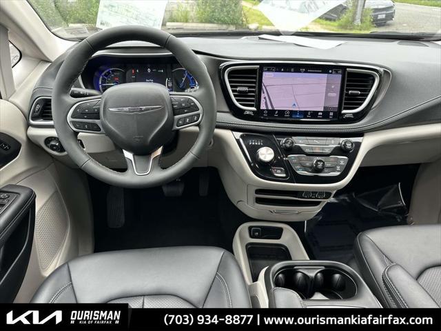 Photo of 2024 Diamond Black Crystal Pearlcoat Chrysler Pacifica Hybrid