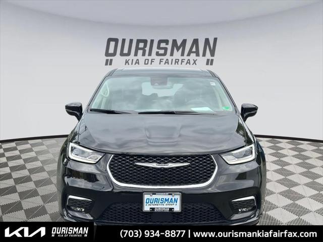 Photo of 2024 Diamond Black Crystal Pearlcoat Chrysler Pacifica Hybrid
