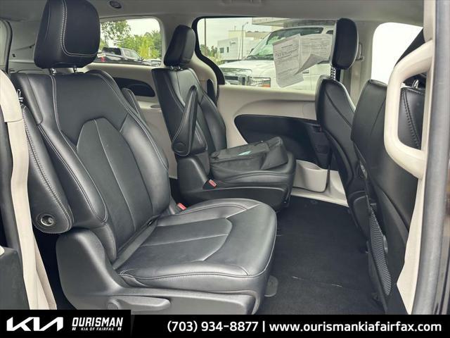 Photo of 2024 Diamond Black Crystal Pearlcoat Chrysler Pacifica Hybrid
