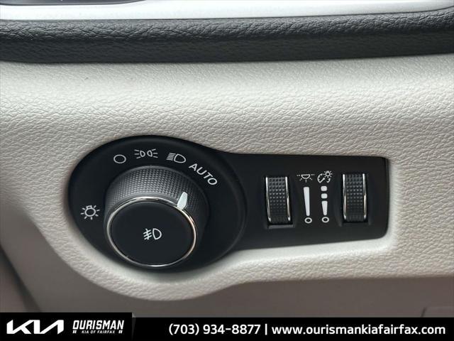 Photo of 2024 Diamond Black Crystal Pearlcoat Chrysler Pacifica Hybrid