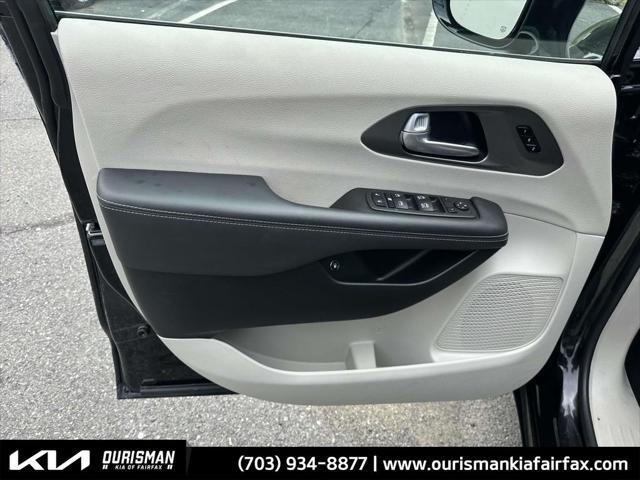 Photo of 2024 Diamond Black Crystal Pearlcoat Chrysler Pacifica Hybrid
