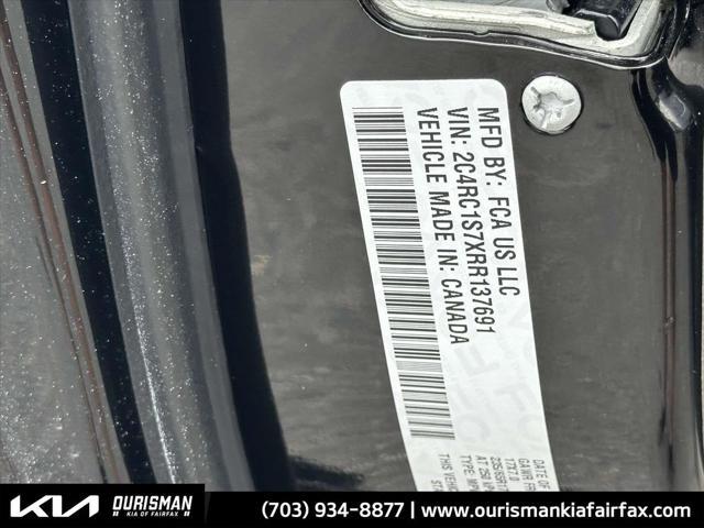Photo of 2024 Diamond Black Crystal Pearlcoat Chrysler Pacifica Hybrid
