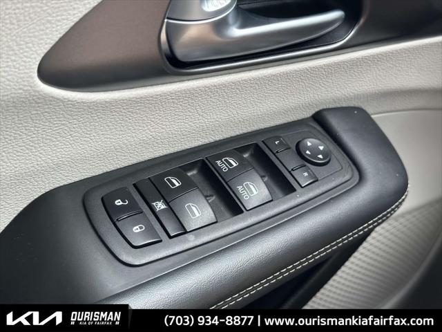 Photo of 2024 Diamond Black Crystal Pearlcoat Chrysler Pacifica Hybrid