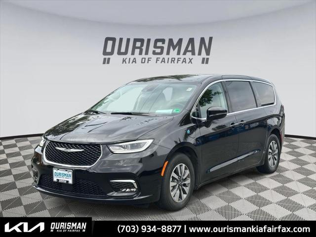 Photo of 2024 Diamond Black Crystal Pearlcoat Chrysler Pacifica Hybrid