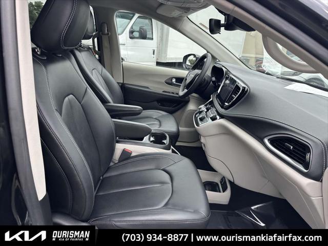 Photo of 2024 Diamond Black Crystal Pearlcoat Chrysler Pacifica Hybrid