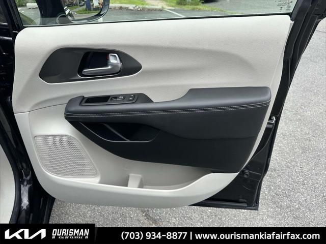 Photo of 2024 Diamond Black Crystal Pearlcoat Chrysler Pacifica Hybrid