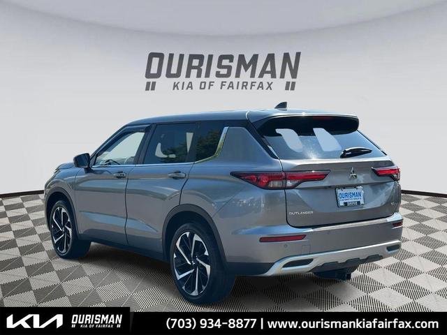 Photo of 2022 Mercury Gray Metallic Mitsubishi Outlander