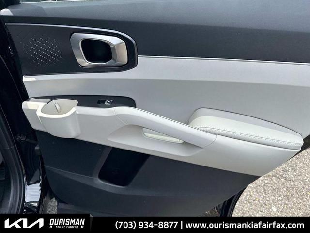 Photo of 2025 White Pearl Kia Sorento