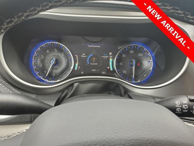 Photo of 2022 Bright White Clearcoat Chrysler Pacifica