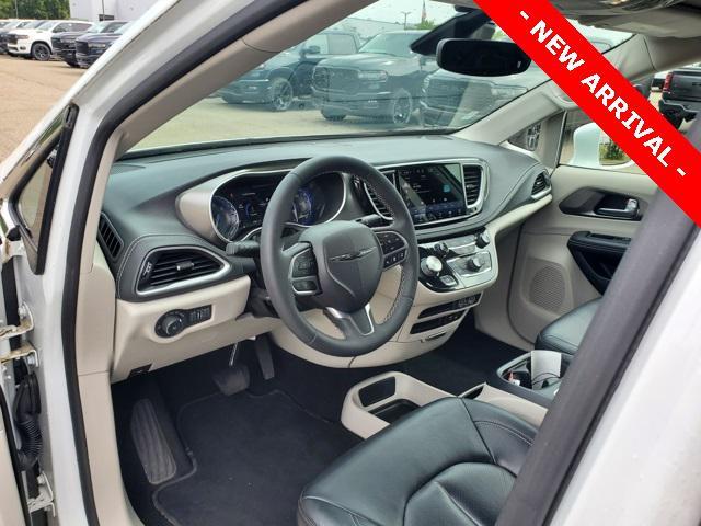 Photo of 2022 Bright White Clearcoat Chrysler Pacifica