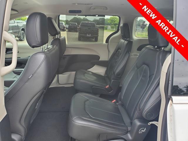 Photo of 2022 Bright White Clearcoat Chrysler Pacifica