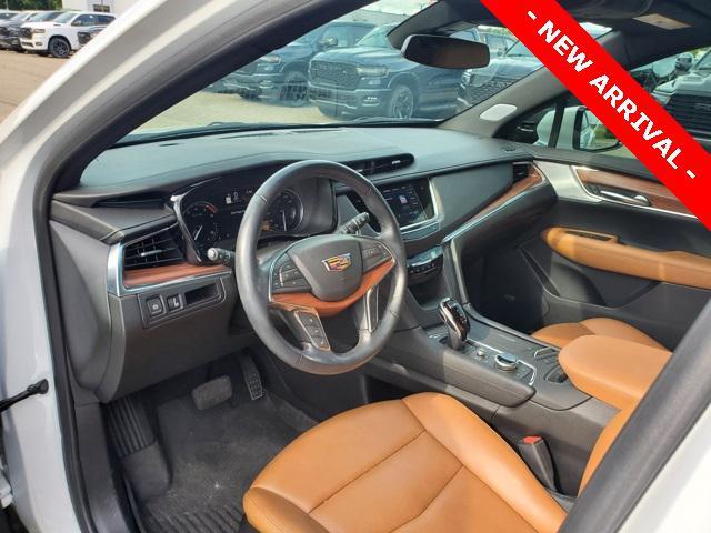 Photo of 2024 Crystal White Tricoat Cadillac XT5