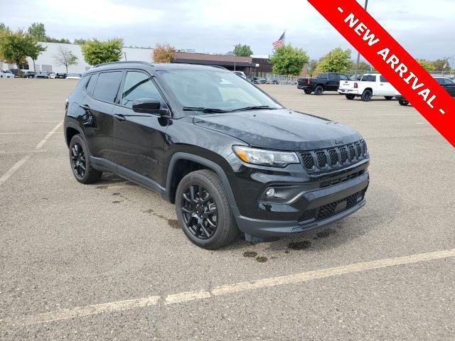 Photo of 2023 Diamond Black Crystal Pearlcoat Jeep Compass