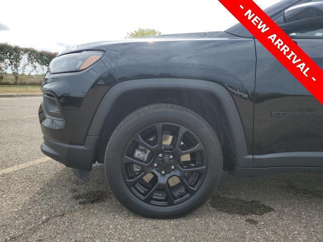 Photo of 2023 Diamond Black Crystal Pearlcoat Jeep Compass