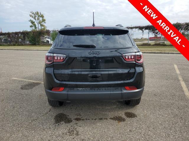 Photo of 2023 Diamond Black Crystal Pearlcoat Jeep Compass