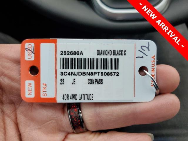 Photo of 2023 Diamond Black Crystal Pearlcoat Jeep Compass