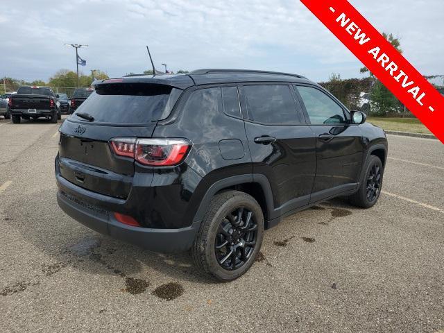 Photo of 2023 Diamond Black Crystal Pearlcoat Jeep Compass