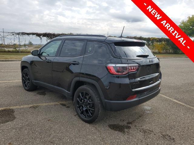 Photo of 2023 Diamond Black Crystal Pearlcoat Jeep Compass