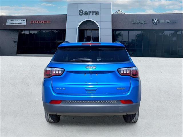 Photo of 2018 Laser Blue Pearlcoat Jeep Compass