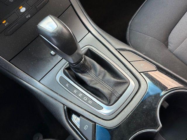 Photo of 2016 Kona Blue Metallic Ford Edge