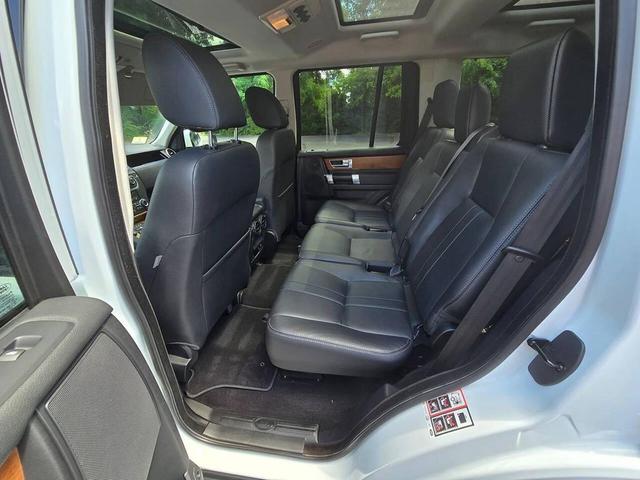 Photo of 2015 Fuji White Land Rover LR4