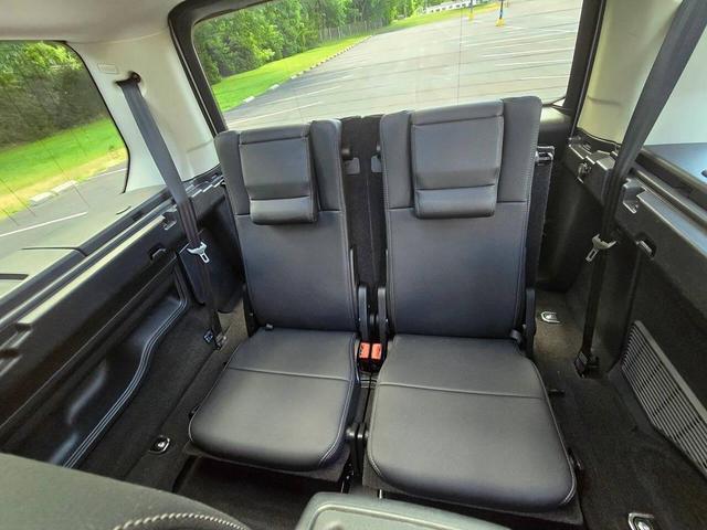 Photo of 2015 Fuji White Land Rover LR4