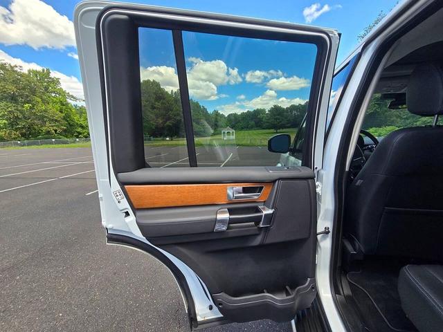 Photo of 2015 Fuji White Land Rover LR4