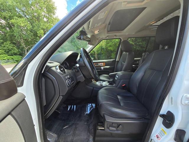 Photo of 2015 Fuji White Land Rover LR4