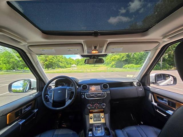 Photo of 2015 Fuji White Land Rover LR4