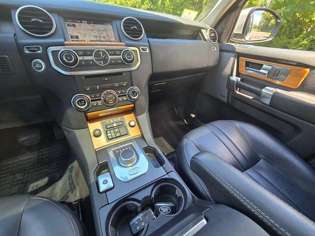 Photo of 2015 Fuji White Land Rover LR4