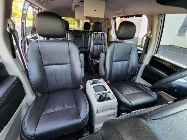 Photo of 2015 Granite Crystal Metallic Clearcoat Chrysler Town & Country