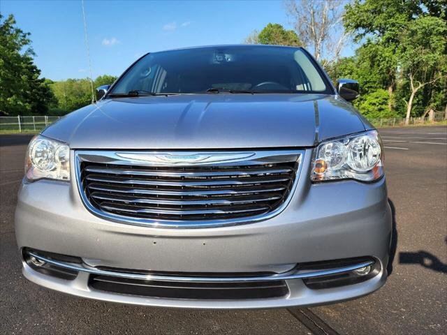 Photo of 2015 Granite Crystal Metallic Clearcoat Chrysler Town & Country