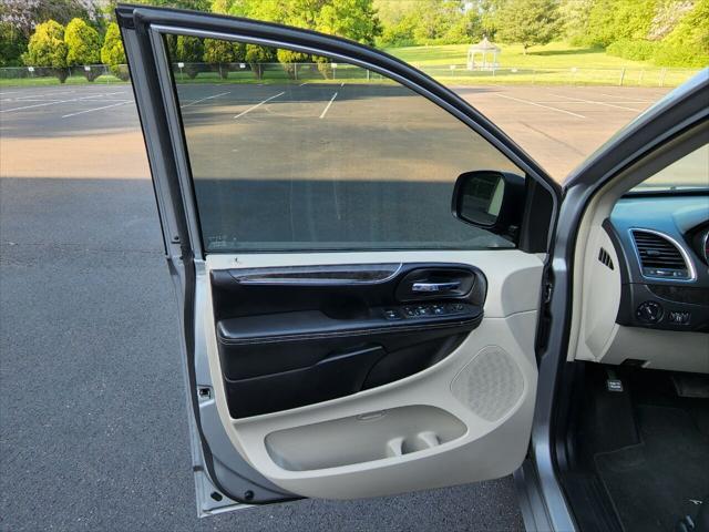 Photo of 2015 Granite Crystal Metallic Clearcoat Chrysler Town & Country