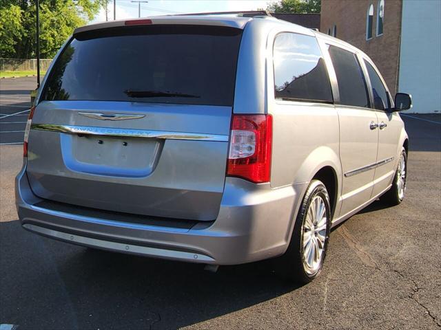 Photo of 2015 Granite Crystal Metallic Clearcoat Chrysler Town & Country