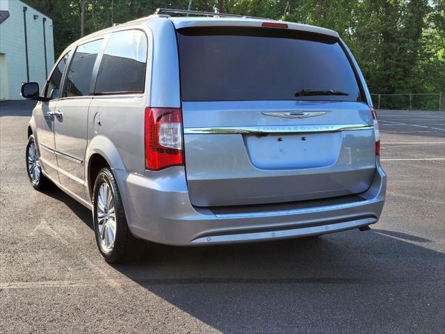 Photo of 2015 Granite Crystal Metallic Clearcoat Chrysler Town & Country
