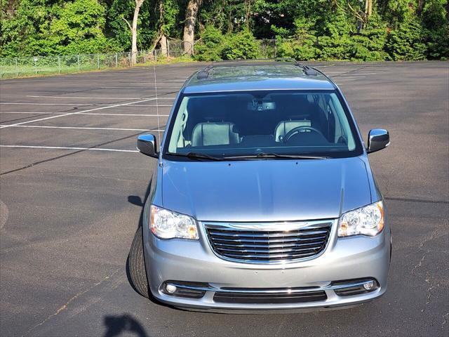 Photo of 2015 Granite Crystal Metallic Clearcoat Chrysler Town & Country