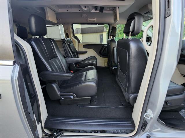Photo of 2015 Granite Crystal Metallic Clearcoat Chrysler Town & Country