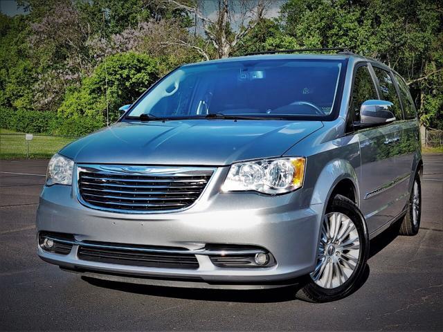 Photo of 2015 Granite Crystal Metallic Clearcoat Chrysler Town & Country