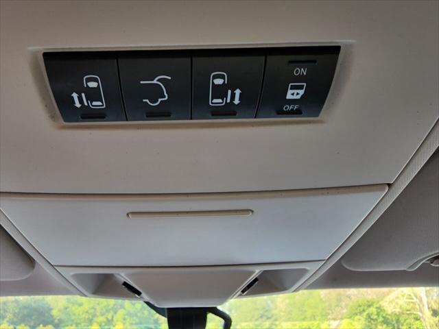 Photo of 2015 Granite Crystal Metallic Clearcoat Chrysler Town & Country
