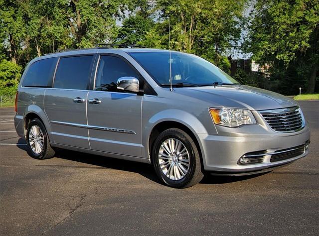 Photo of 2015 Granite Crystal Metallic Clearcoat Chrysler Town & Country