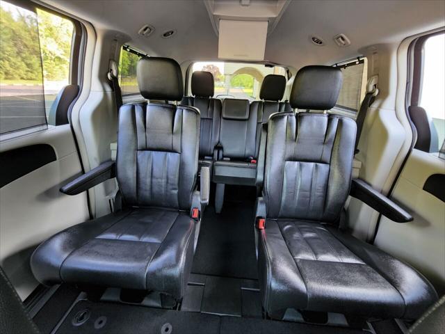 Photo of 2015 Granite Crystal Metallic Clearcoat Chrysler Town & Country