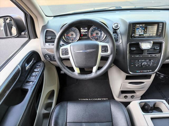 Photo of 2015 Granite Crystal Metallic Clearcoat Chrysler Town & Country