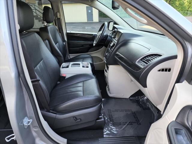 Photo of 2015 Granite Crystal Metallic Clearcoat Chrysler Town & Country