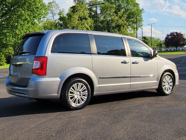 Photo of 2015 Granite Crystal Metallic Clearcoat Chrysler Town & Country