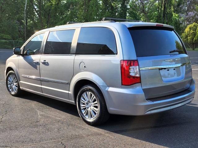 Photo of 2015 Granite Crystal Metallic Clearcoat Chrysler Town & Country